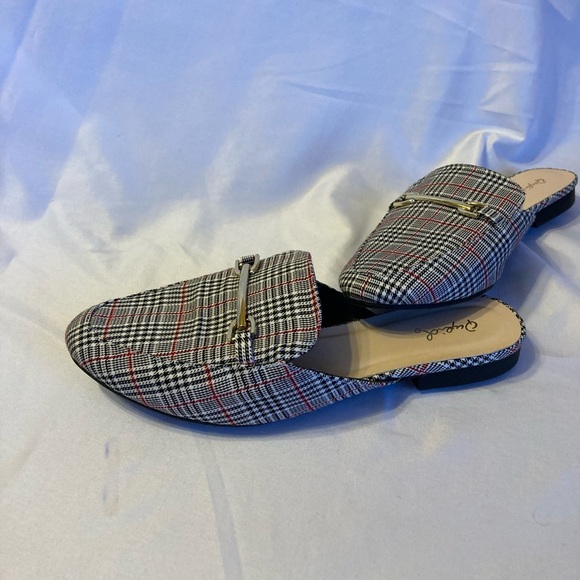 Qupid Shoes - Qupid plaid mules. New. Size 8.